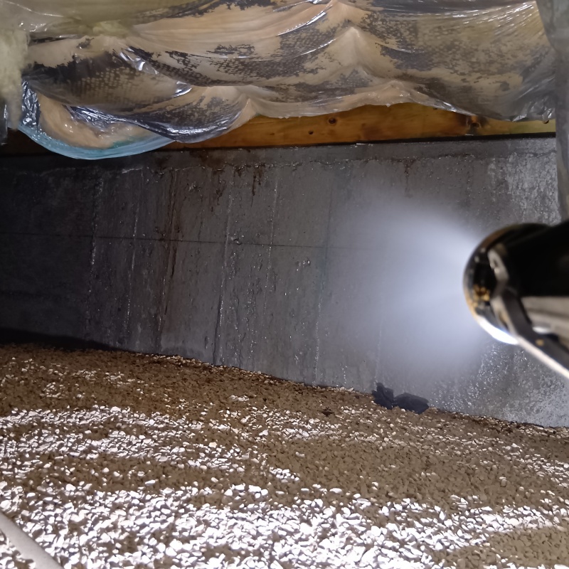 床下の地面にシロアリ駆除剤を散布