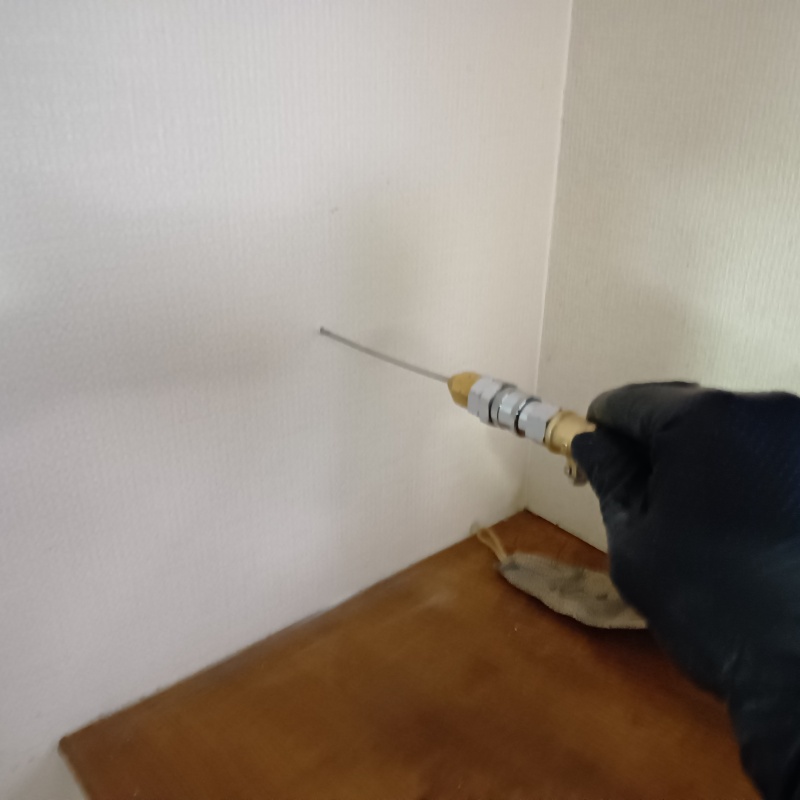 壁にシロアリ駆除剤を注入