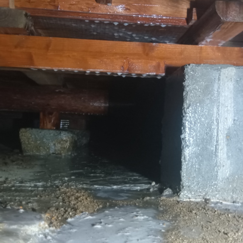 床下の地面にシロアリ駆除剤を散布