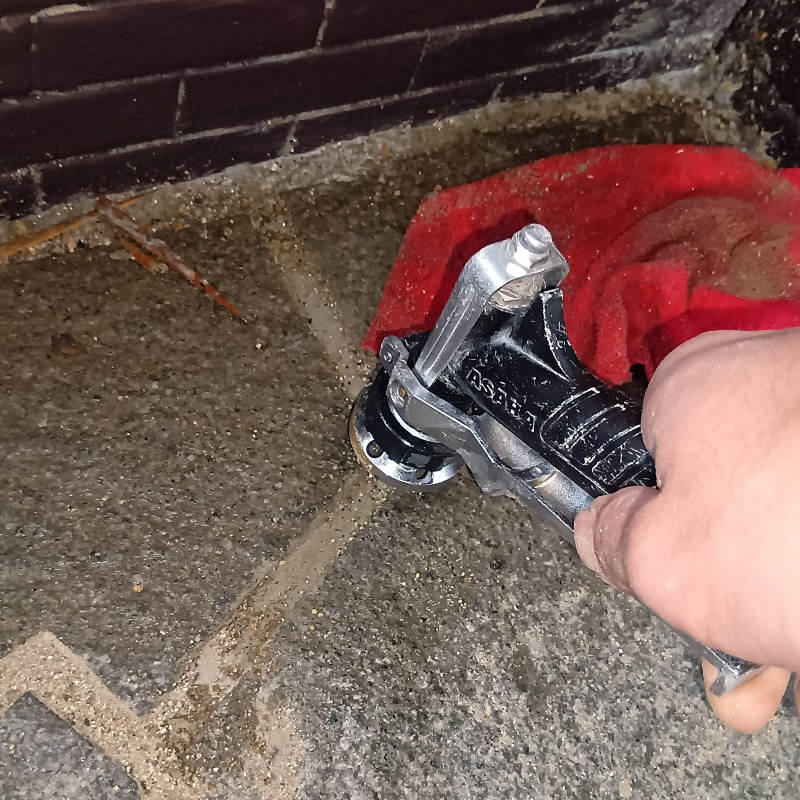 玄関の床にシロアリ駆除剤を注入