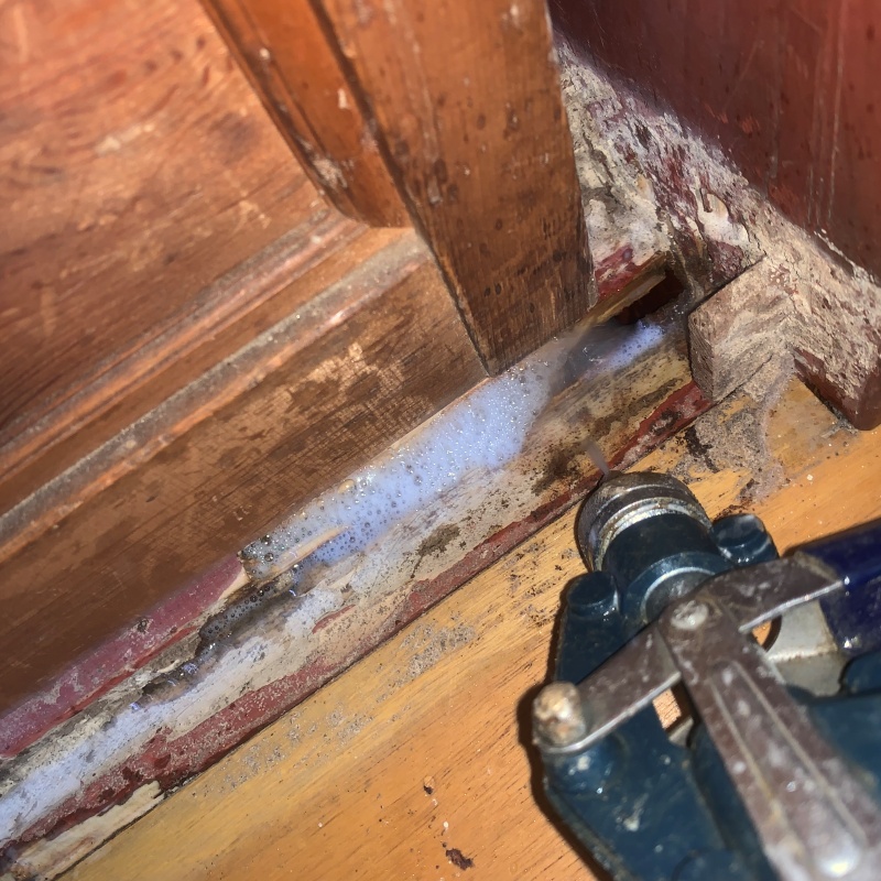 柱に穴を開けてシロアリ駆除剤を注入