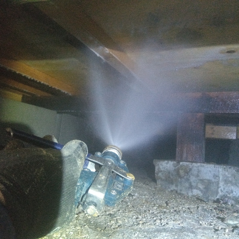 床下の木材にシロアリ駆除剤を散布