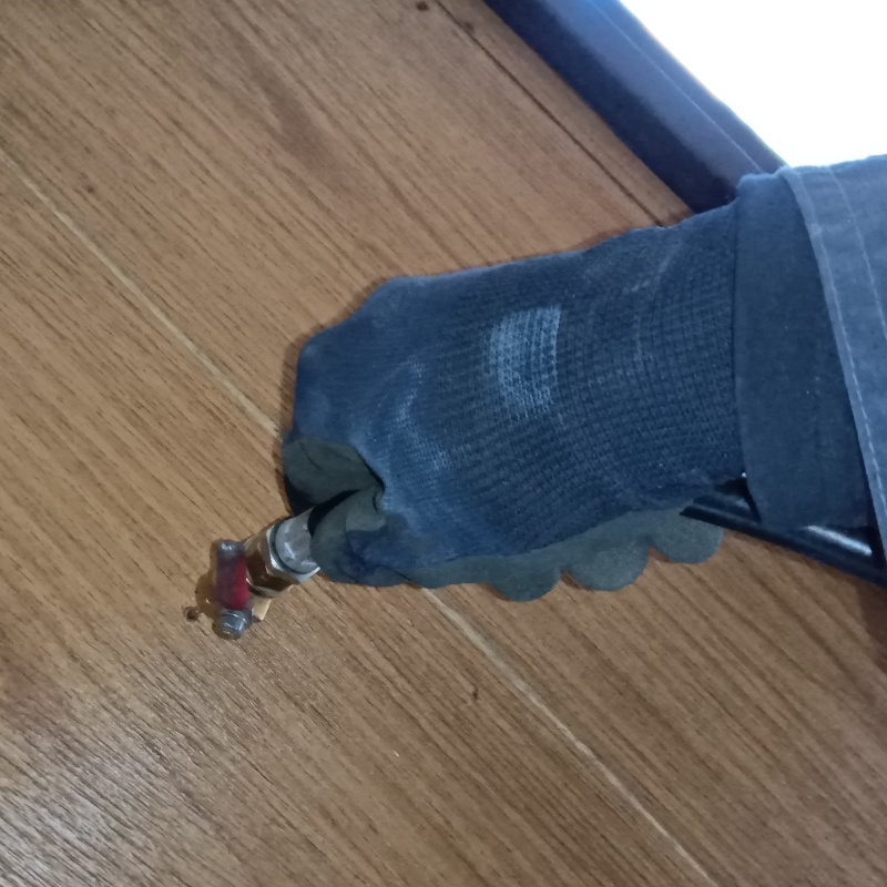 フローリングに穴を開けてシロアリ駆除剤を注入