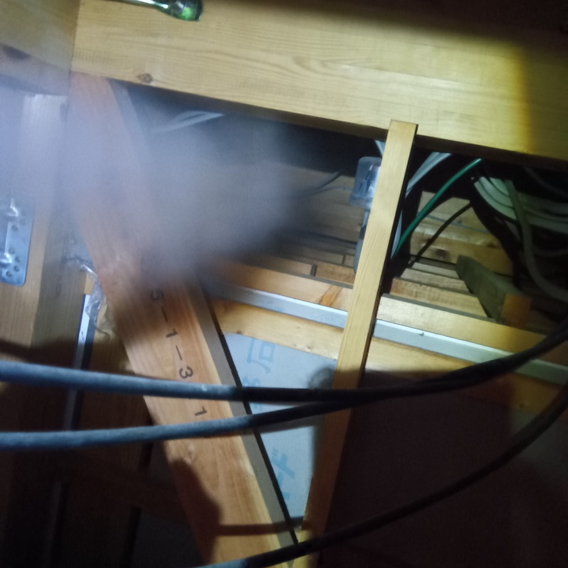 屋根裏に忌避剤を散布する様子