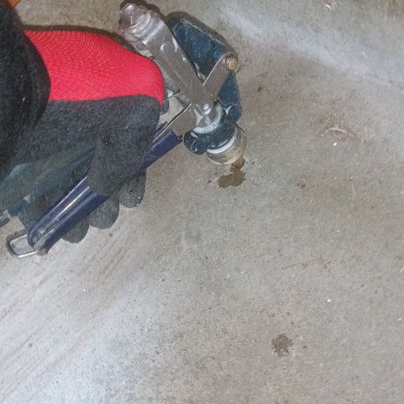 コンクリートに穴を開けてシロアリ駆除剤を注入