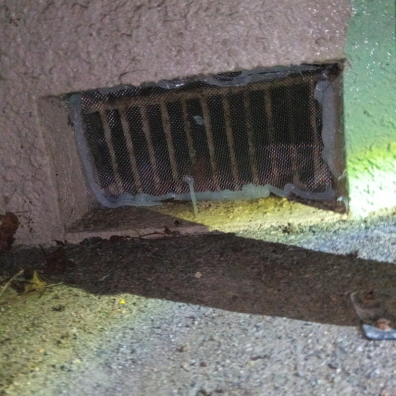 床下換気口のすき間を封鎖