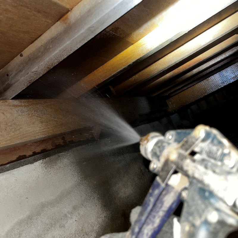 床下の木材にシロアリ駆除剤を散布