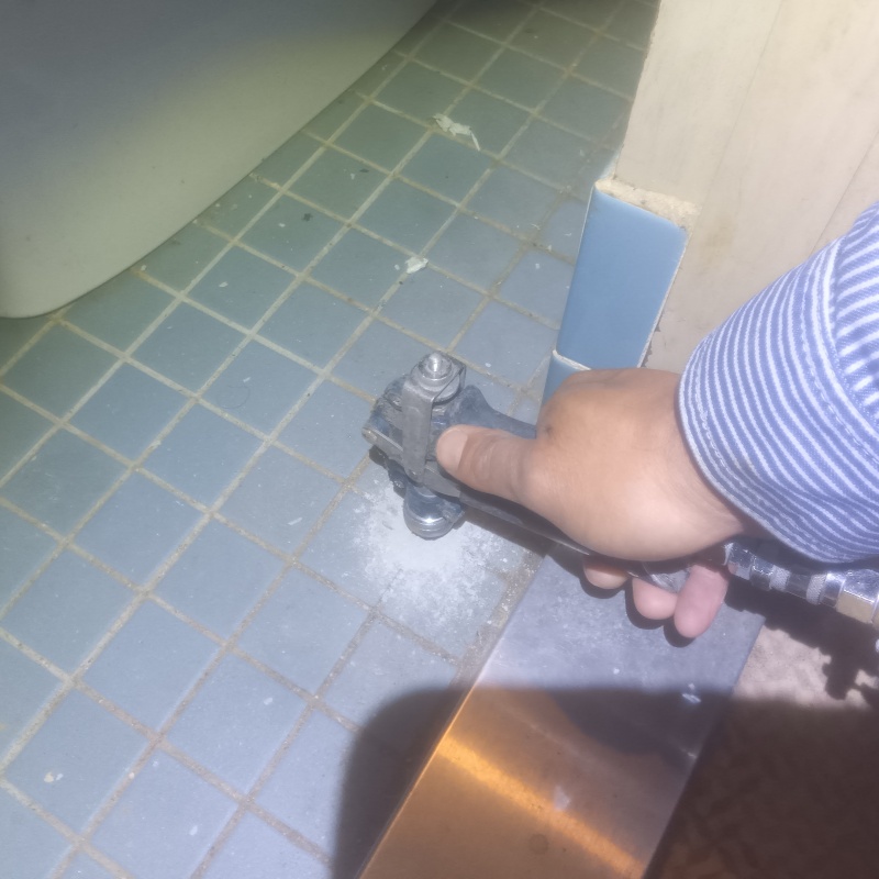 床に防蟻剤を注入