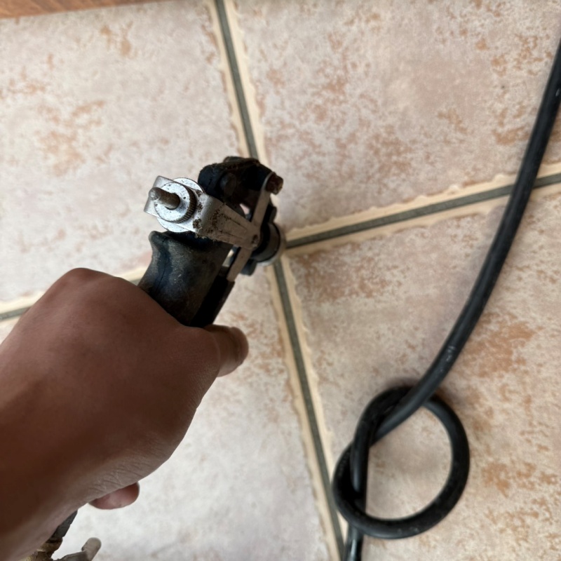 玄関床のタイルの目地から防蟻剤を注入