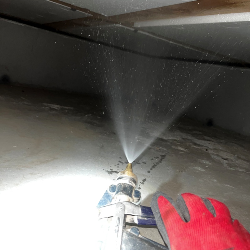 床下断熱材に防蟻剤を散布する様子