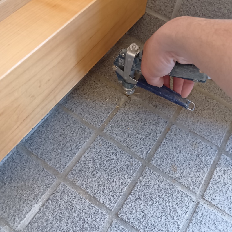 玄関床に穴を開けて防蟻剤を注入