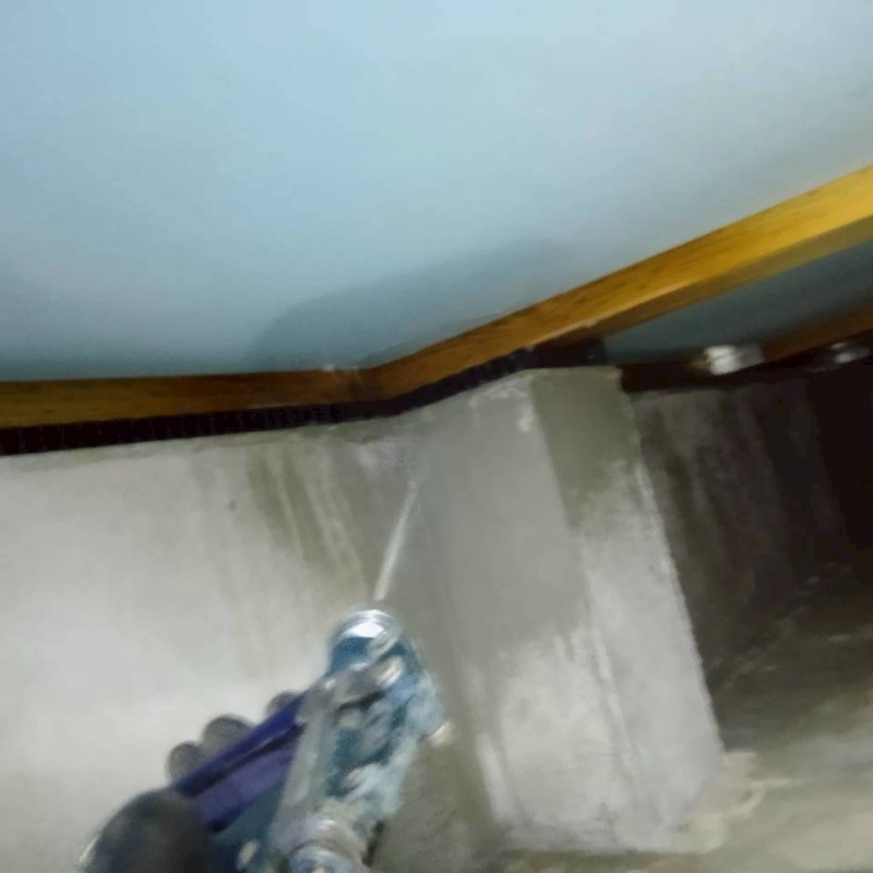 床下断熱材に防蟻剤を散布している様子