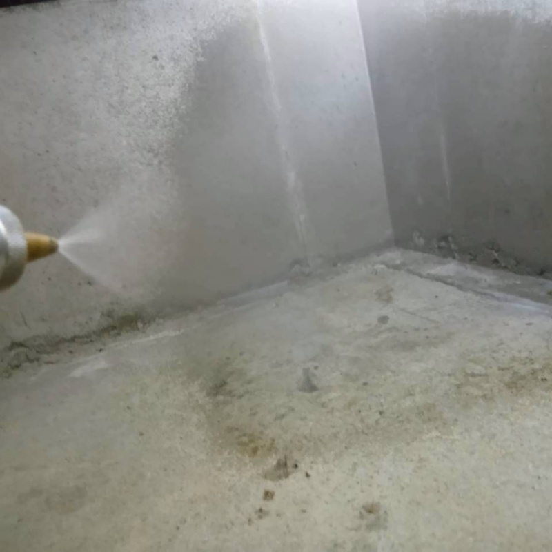 地面に防蟻剤を吹き付ける様子