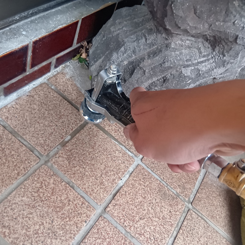 玄関床に穴を開けてシロアリ駆除剤を注入