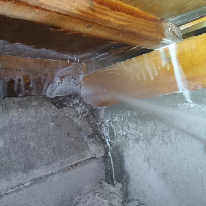 木材と木材が接する部分に防蟻剤を散布