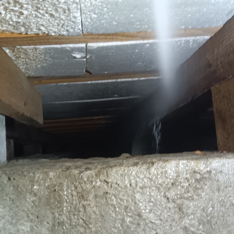 床下断熱材にシロアリ駆除剤を散布