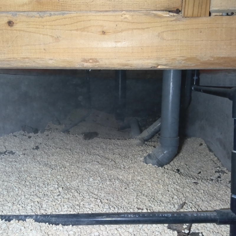 調湿剤で床下の環境を整えている様子