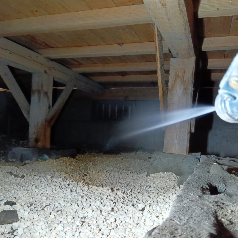 地面・基礎にシロアリ駆除剤を散布