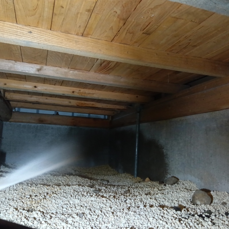 地面・基礎にシロアリ駆除剤を吹き付ける様子