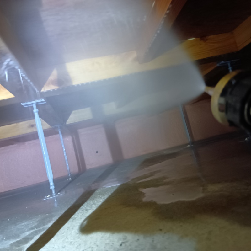 床下木材に防蟻剤を散布