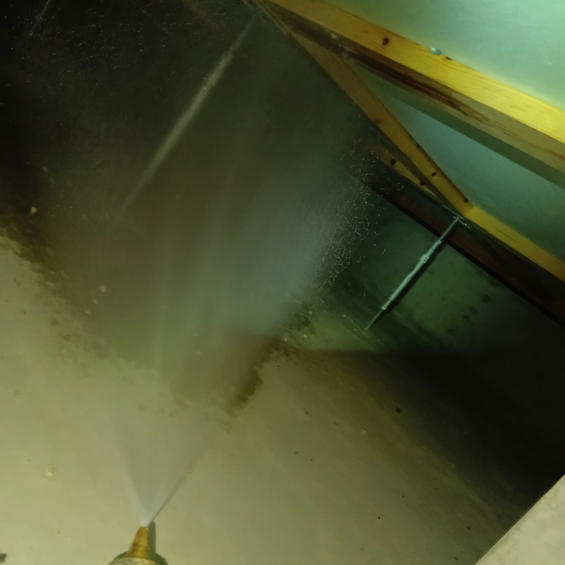 床下木材に防蟻剤を散布