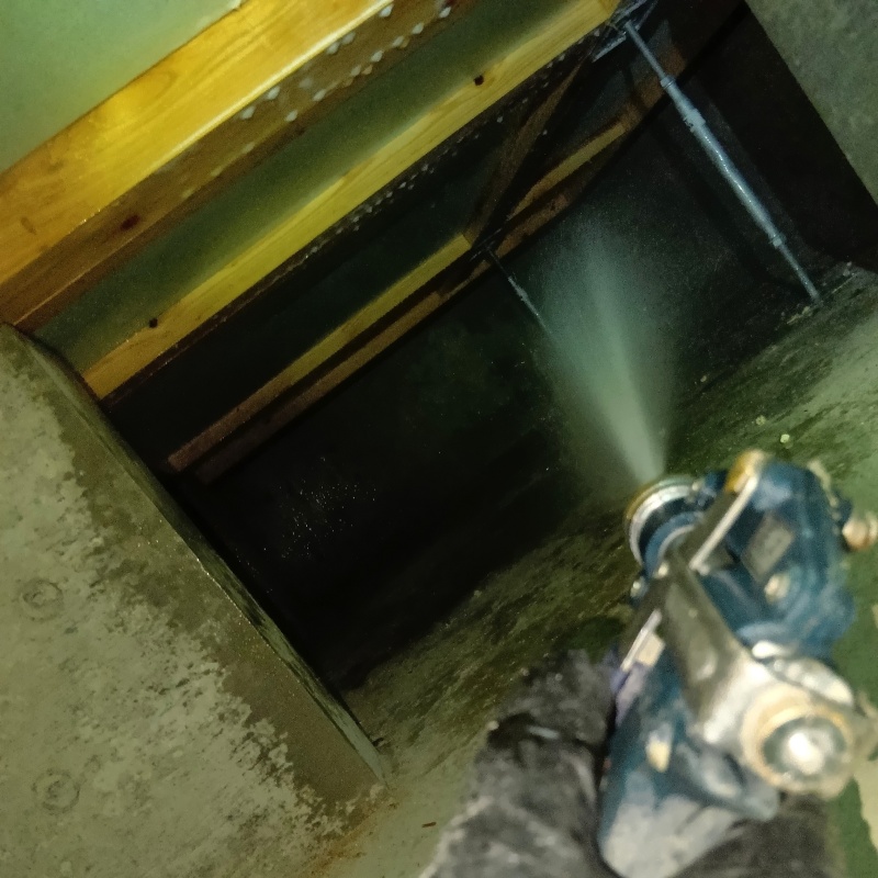 床下断熱材に防蟻剤を吹き付けている様子