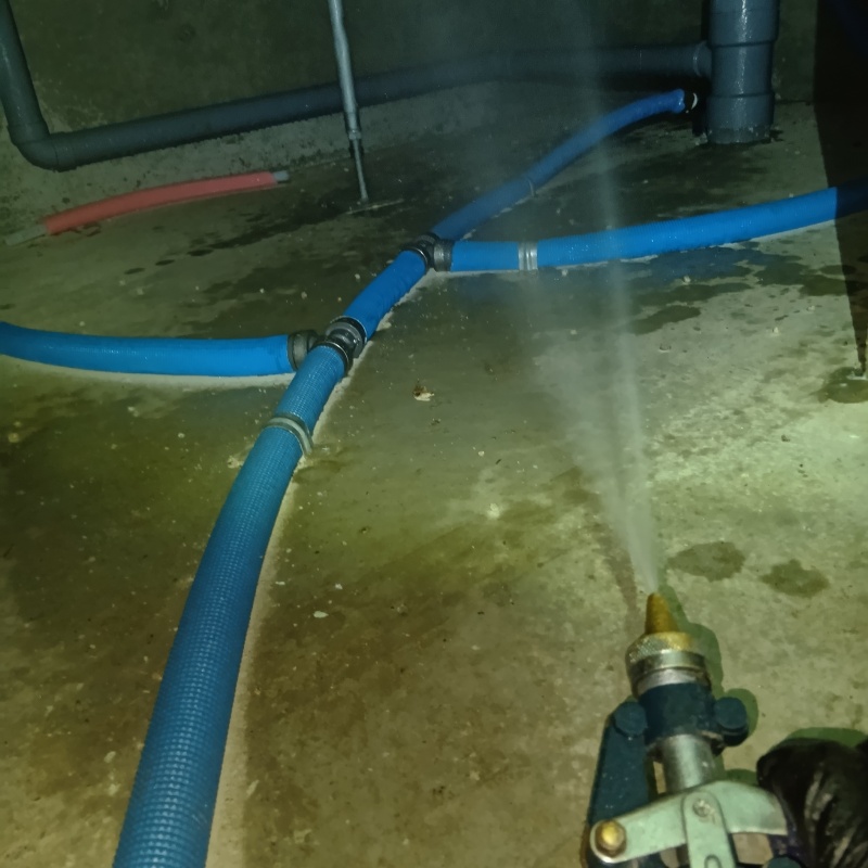 地面に防蟻剤を吹き付けている様子