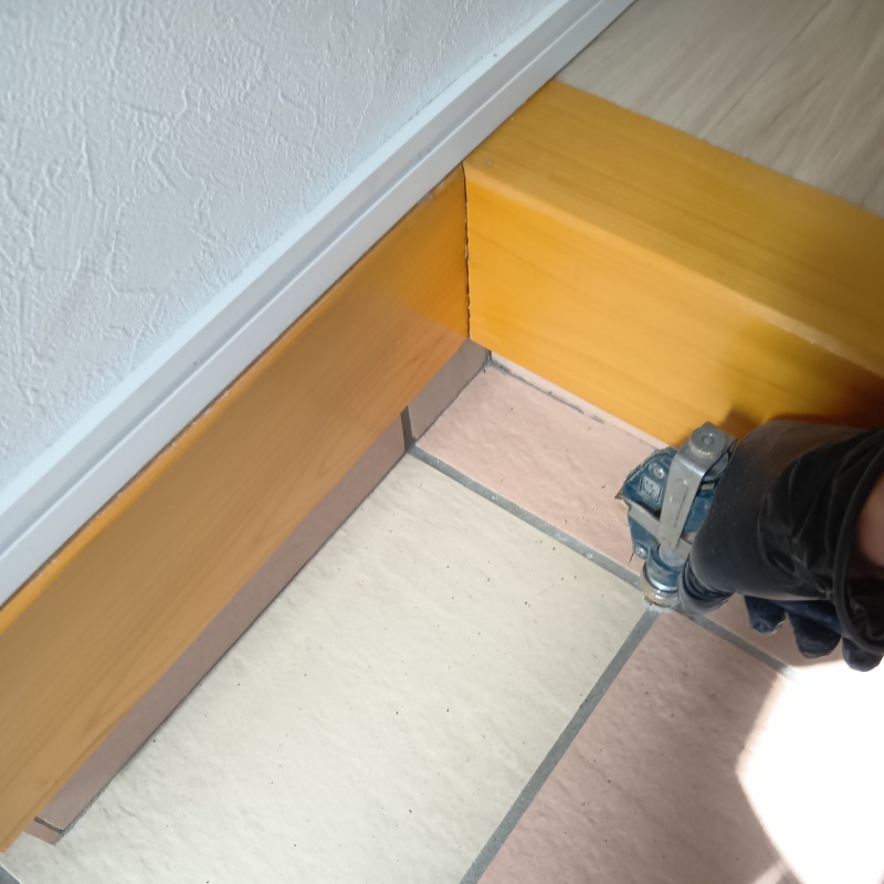 玄関床に穴を開けて防蟻剤を注入