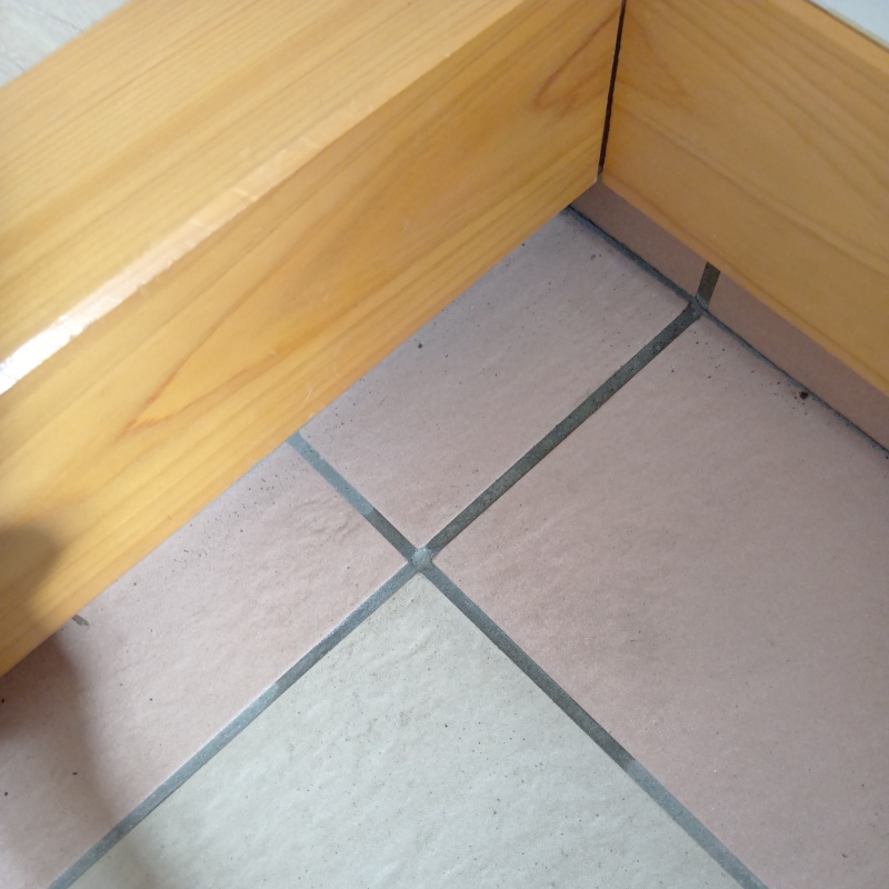 開けた穴をパテで補修