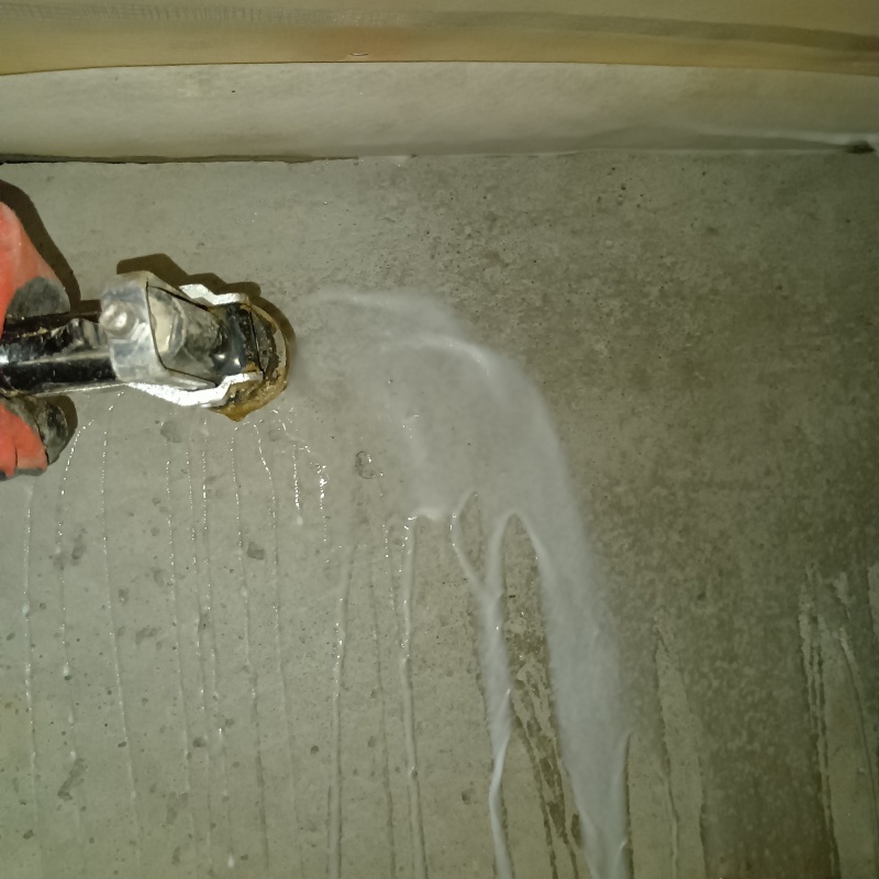 床下基礎のコンクリートにシロアリ駆除剤を散布