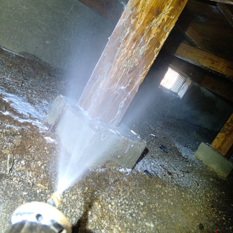 基礎にシロアリ駆除剤を散布