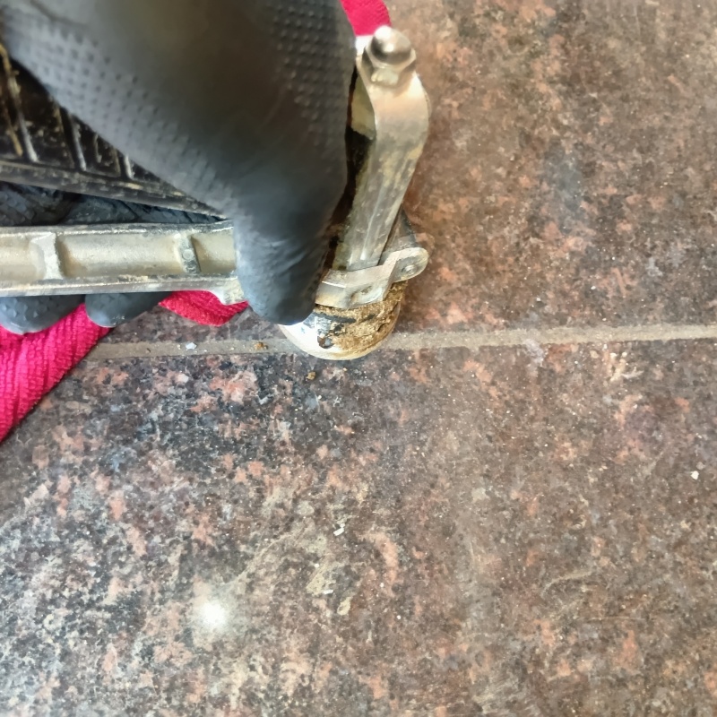 玄関床に穴を開けてシロアリ駆除剤を注入