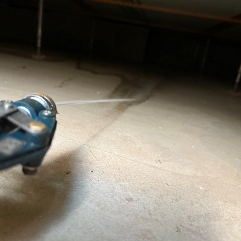 地面に防蟻剤を吹き付ける様子