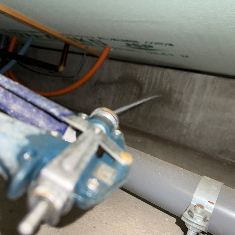 基礎に防蟻剤を散布