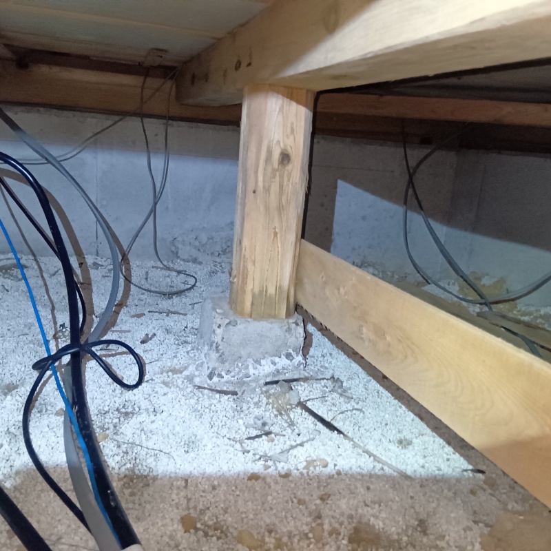 調湿剤で床下の環境を整えている様子