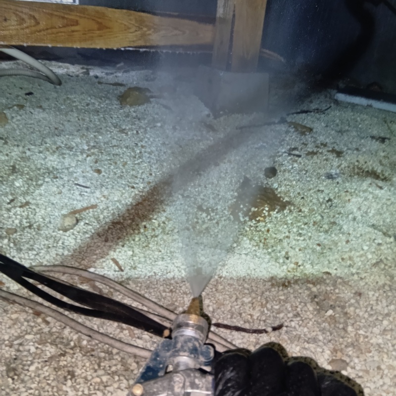 束石まわりに防蟻剤を散布