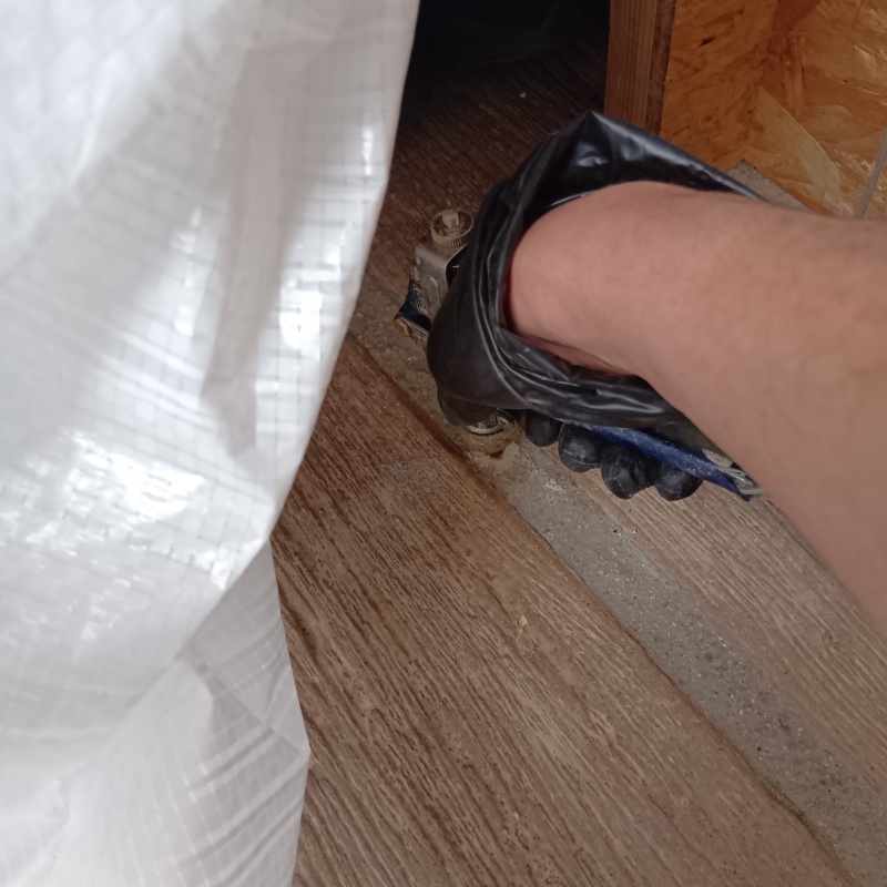 床の目地に穴を開けて防蟻剤を注入