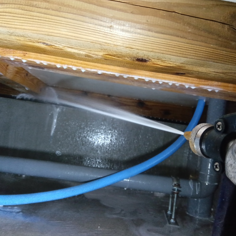 床下の木材と基礎が接する部分に防蟻剤を散布