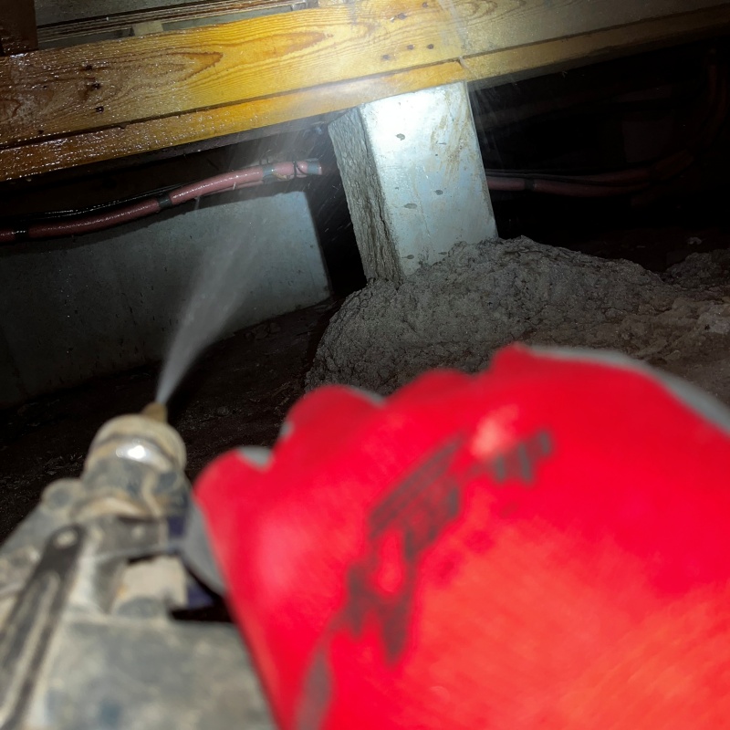 床下木材にシロアリ駆除剤を散布