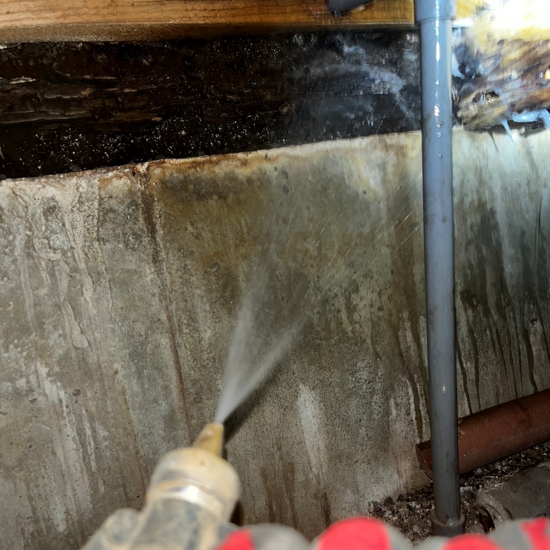 床下の基礎部分にシロアリ駆除剤を散布