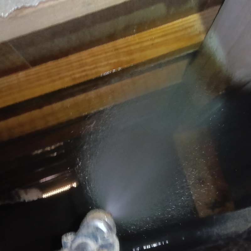 木材と木材が接する部分にシロアリ駆除剤を散布