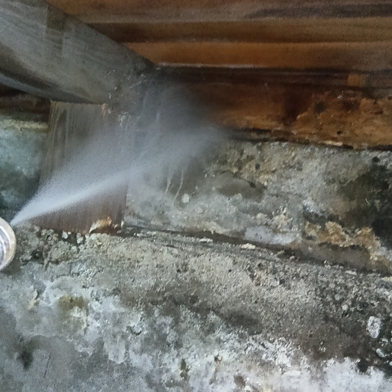 床下基礎と木材が接する部分にシロアリ駆除剤を散布