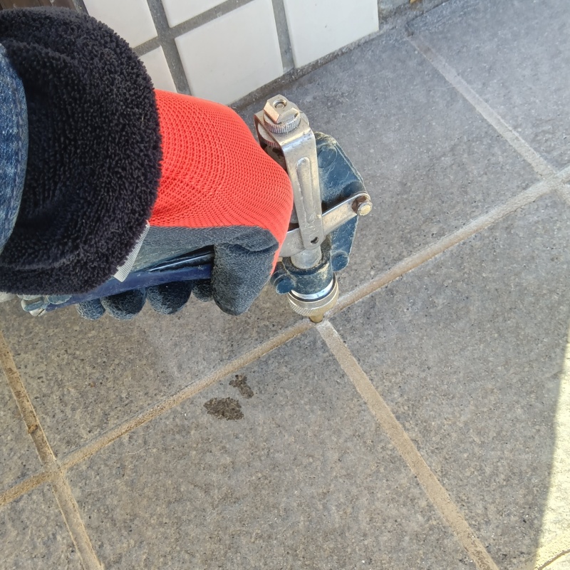 玄関床のタイルの目地からシロアリ駆除剤を注入