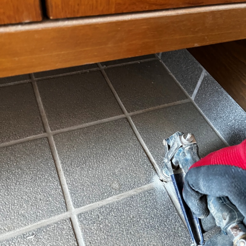 玄関床の目地から防蟻剤を注入