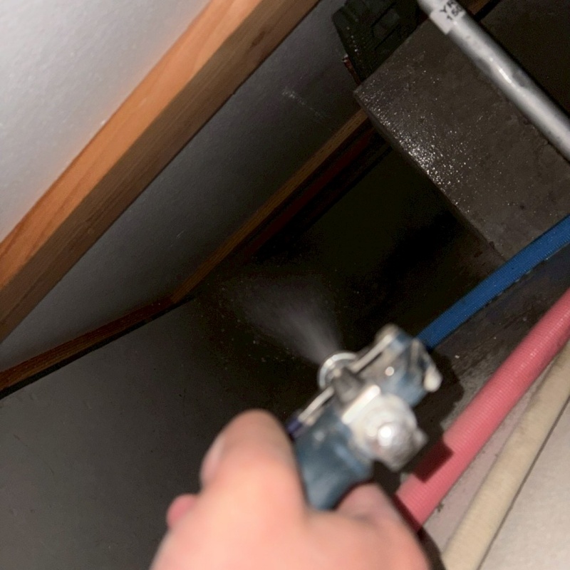 床下の木材・断熱材に防蟻剤を散布