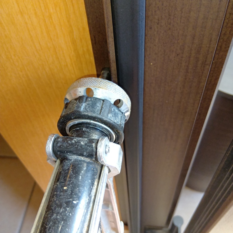 壁材に穴を開けて防蟻剤を注入