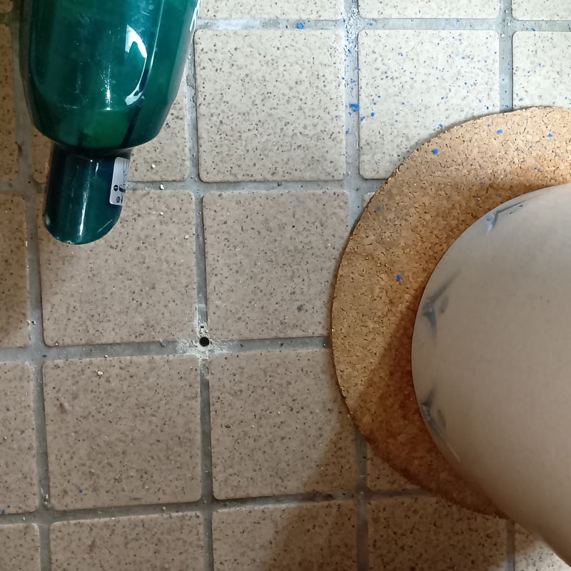 シロアリ駆除剤を注入するための穴を開けた様子