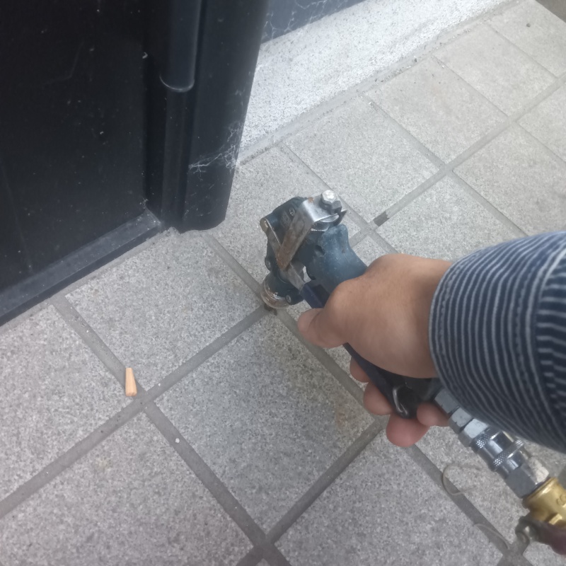 玄関床に穴を開けてシロアリ駆除剤を注入