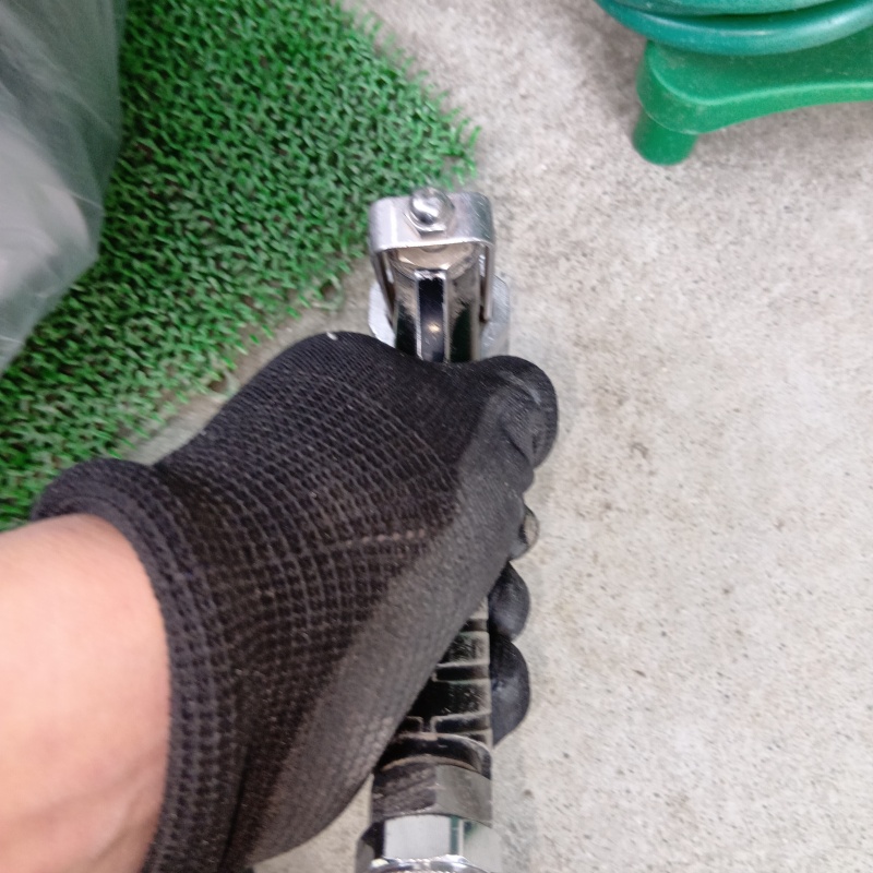 コンクリートに穴を開けて防蟻剤を注入