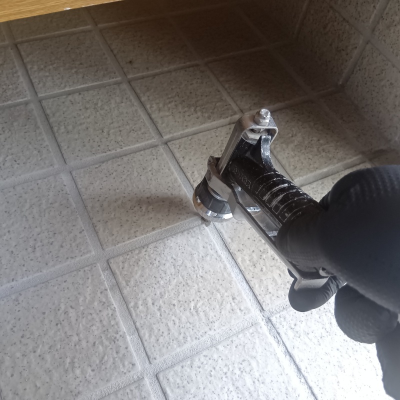 玄関床に穴を開けて防蟻剤を注入